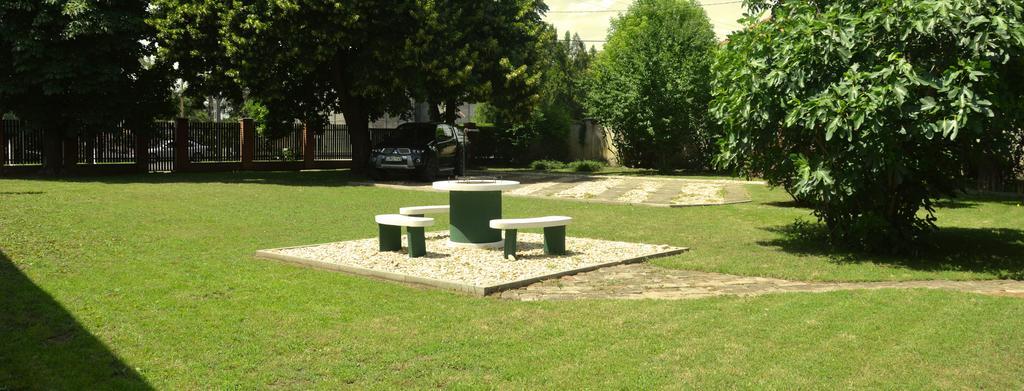 Tisza-Kert Apartmanok Tiszafured Luaran gambar