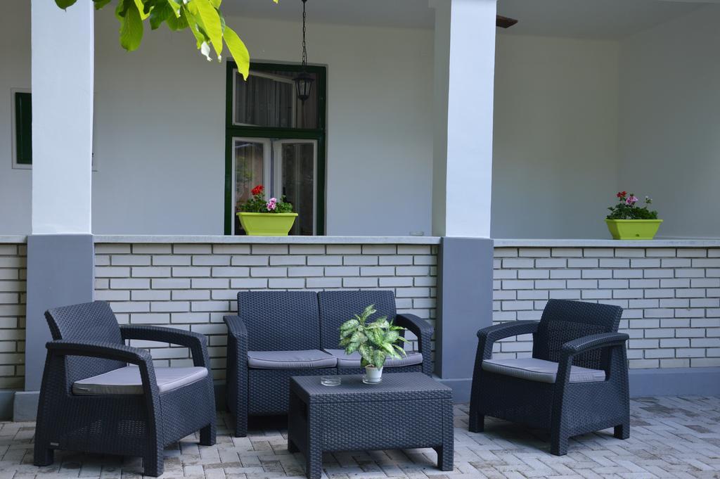 Tisza-Kert Apartmanok Tiszafured Luaran gambar